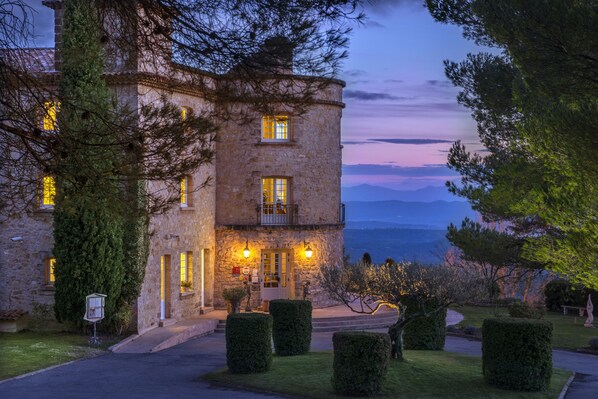 Façade de l’hébergement - soirée/nuit