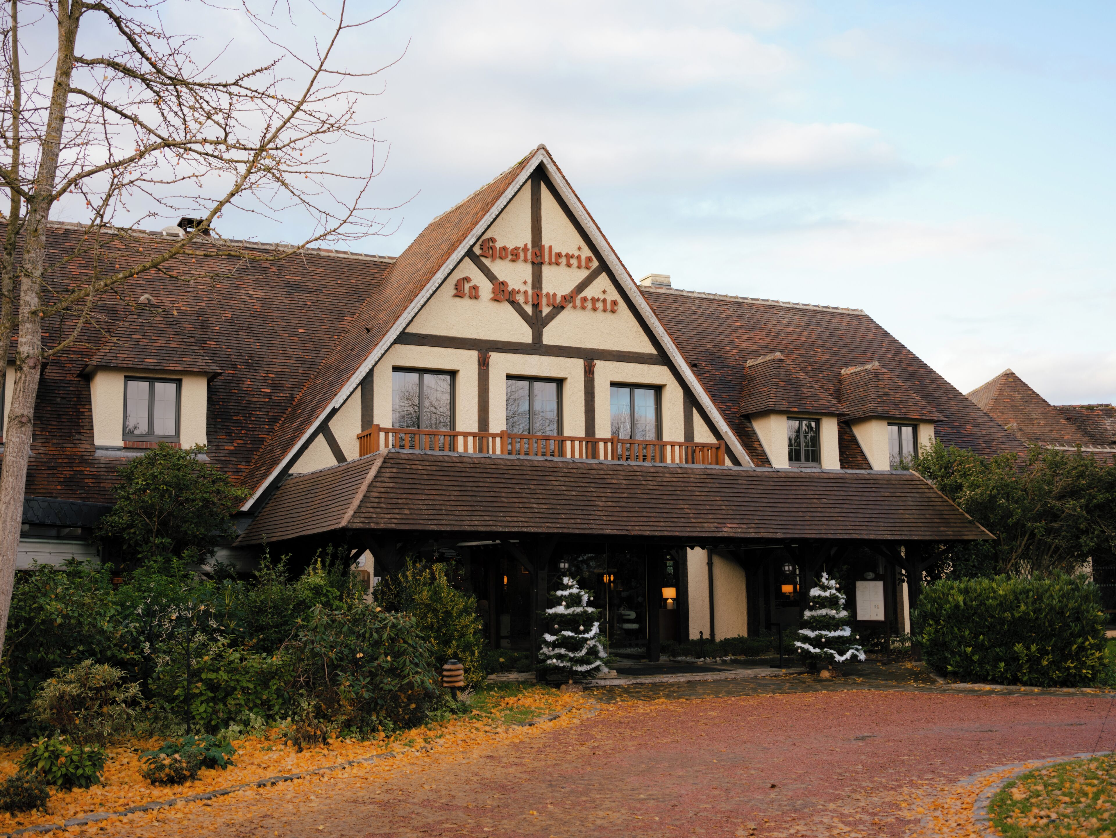 A traditional building with a prominent triangular gable, a balcony, and a sign reading "Gostellerie La Brindesierie".