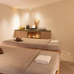 Hot tub, steam room, Turkish bath/hammam, body treatments, aromatherapy