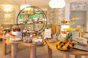 Se ofrece un desayuno bufé todos los días (por un coste adicional)