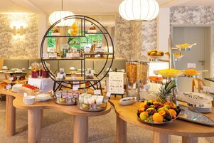 Desayuno buffet diario (EUR 30 por persona)