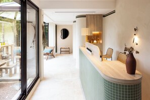 Hot tub, steam room, Turkish bath, body treatments, aromatherapy