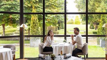 Serviço de café da manhã, culinária francesa, vistas para o jardim