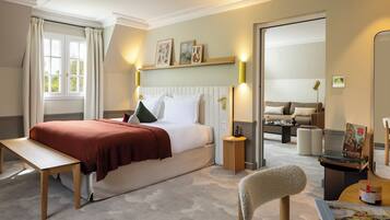 Suite Khas | Seprai antialergi, busa memori, isi minibar gratis, dan brankas