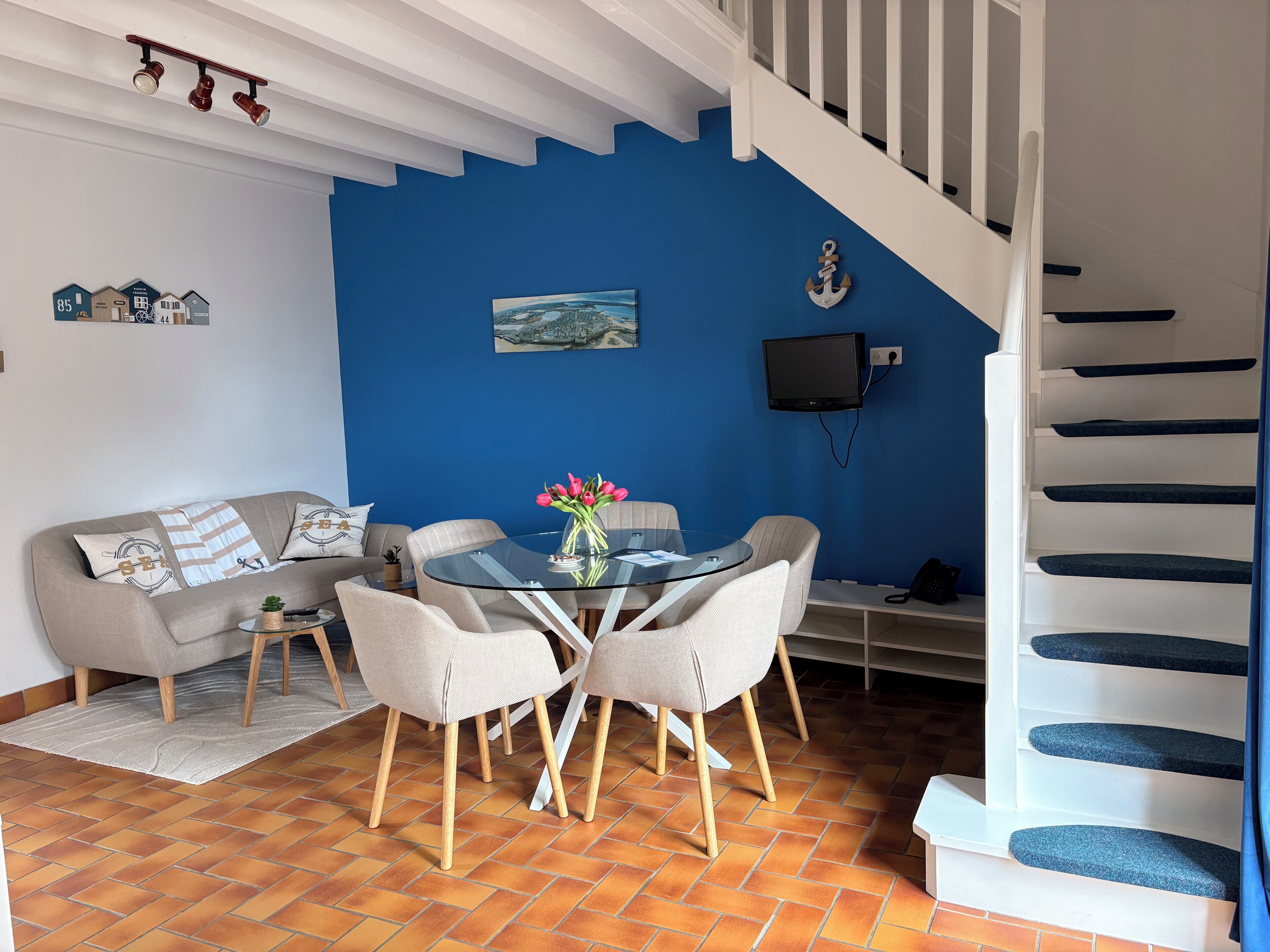 Egyptian cotton sheets, premium bedding, in-room safe, desk