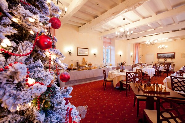 Daily buffet breakfast (EUR 16.5 per person)