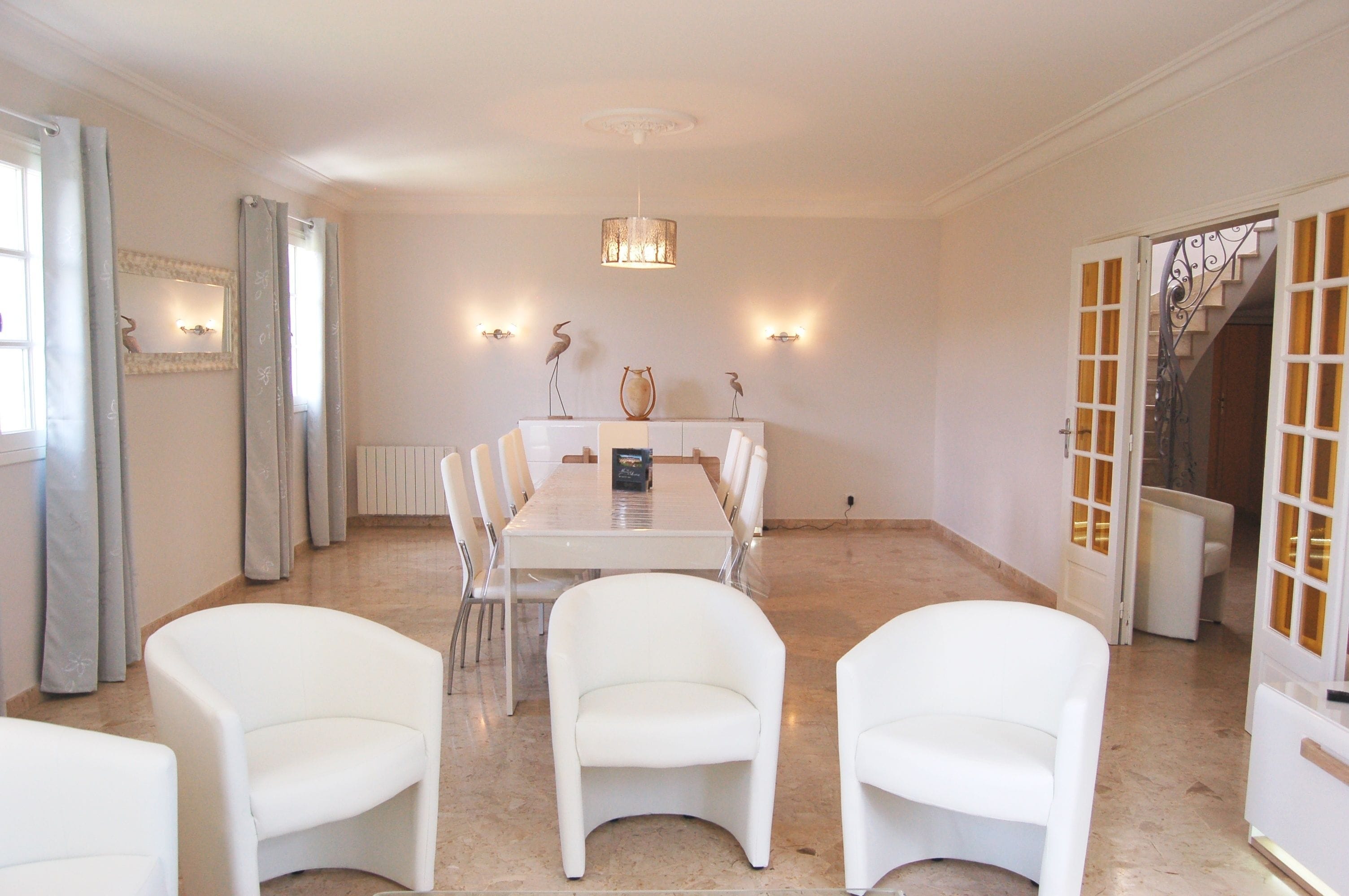 luxury villa, 4 bedrooms, bathtub | living room | flat-screen tv