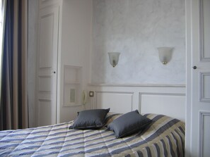 Minibar, camas extra y wifi