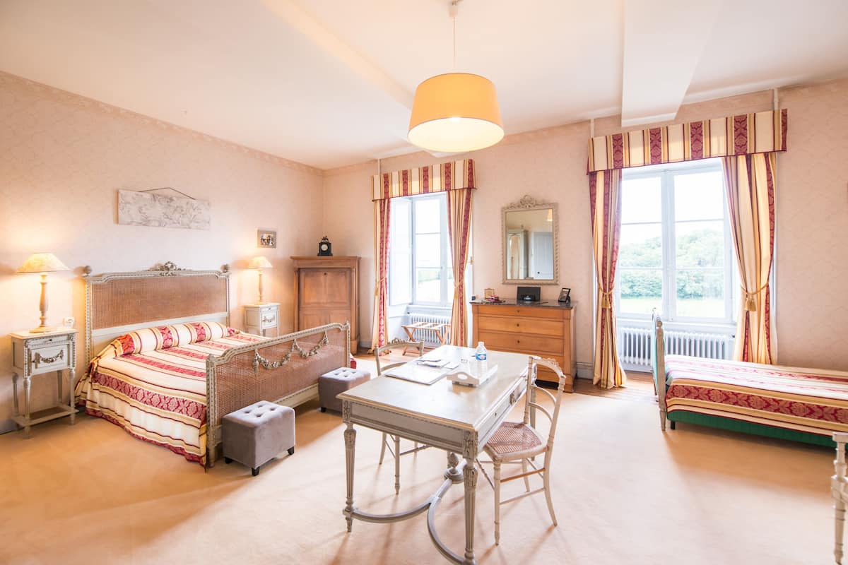 Luxury Suite, Ensuite (Marc-Antoine.) | Iron/ironing board (on request), WiFi (free), individually decorated