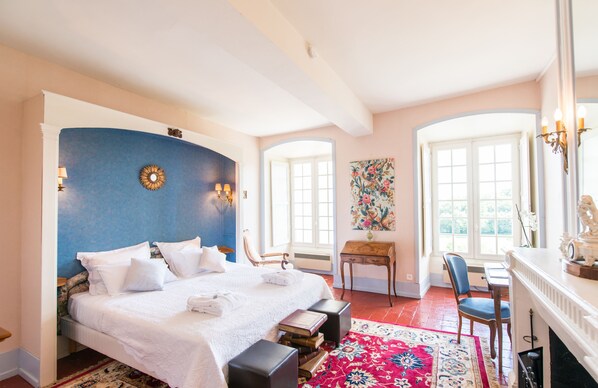 Romantic Double or Twin Room, Ensuite (Alcôve  Carrelée) | Individually decorated, individually furnished, iron/ironing board