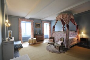 Romantic Quadruple Room, Ensuite (CHAMBRE BALDAQUIN ) | Individually decorated, individually furnished, iron/ironing board - Manoir de Ponsay (Chantonnay)