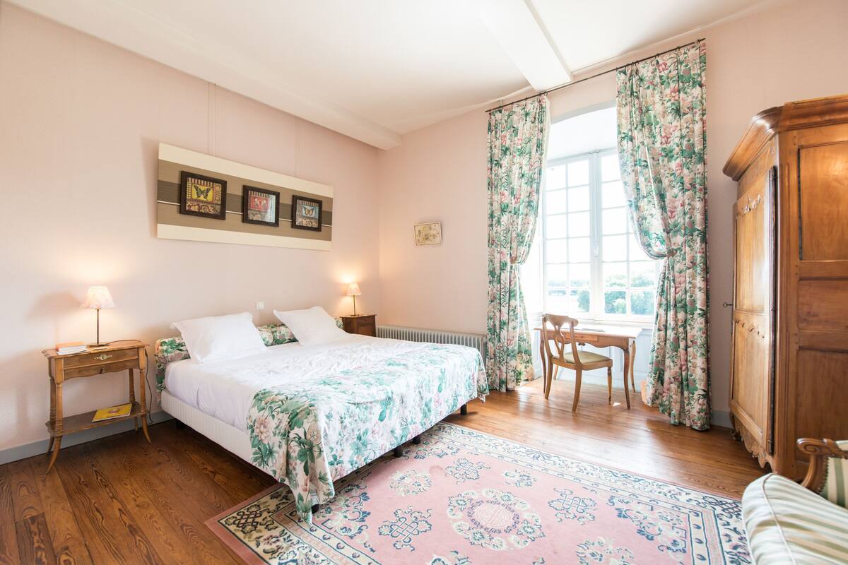 Comfort Double or Twin Room, Ensuite (Chambre Fleurs) | Iron/ironing board (on request), WiFi (free), individually decorated