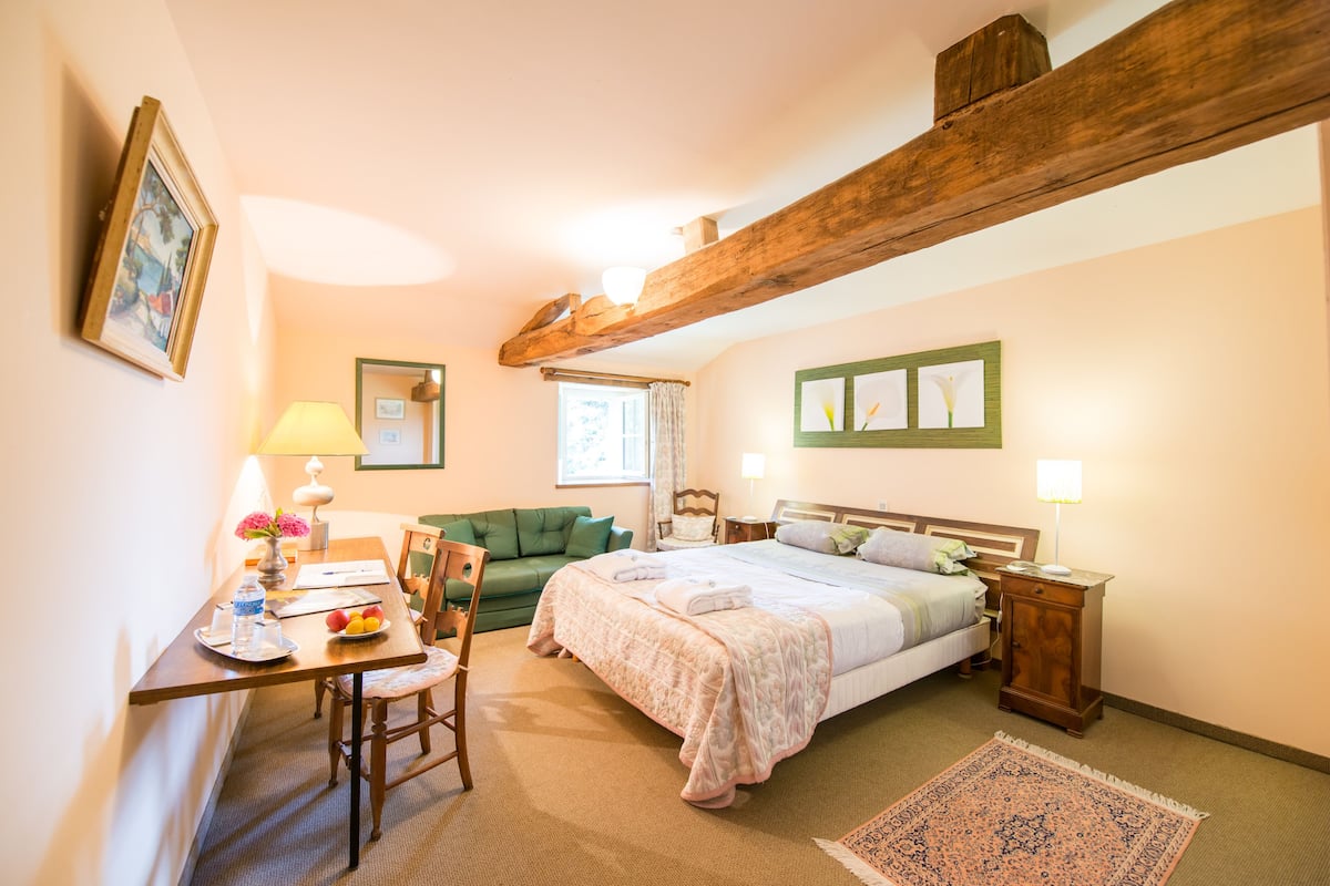 Standard Double Room, Ensuite (Sébastien Taillepied) | Iron/ironing board (on request), WiFi (free), individually decorated
