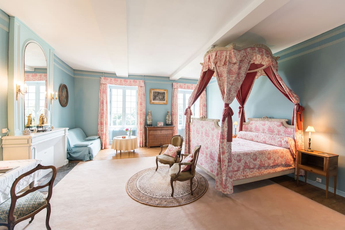 Romantic Quadruple Room, Ensuite (CHAMBRE BALDAQUIN ) | Iron/ironing board (on request), WiFi (free), individually decorated
