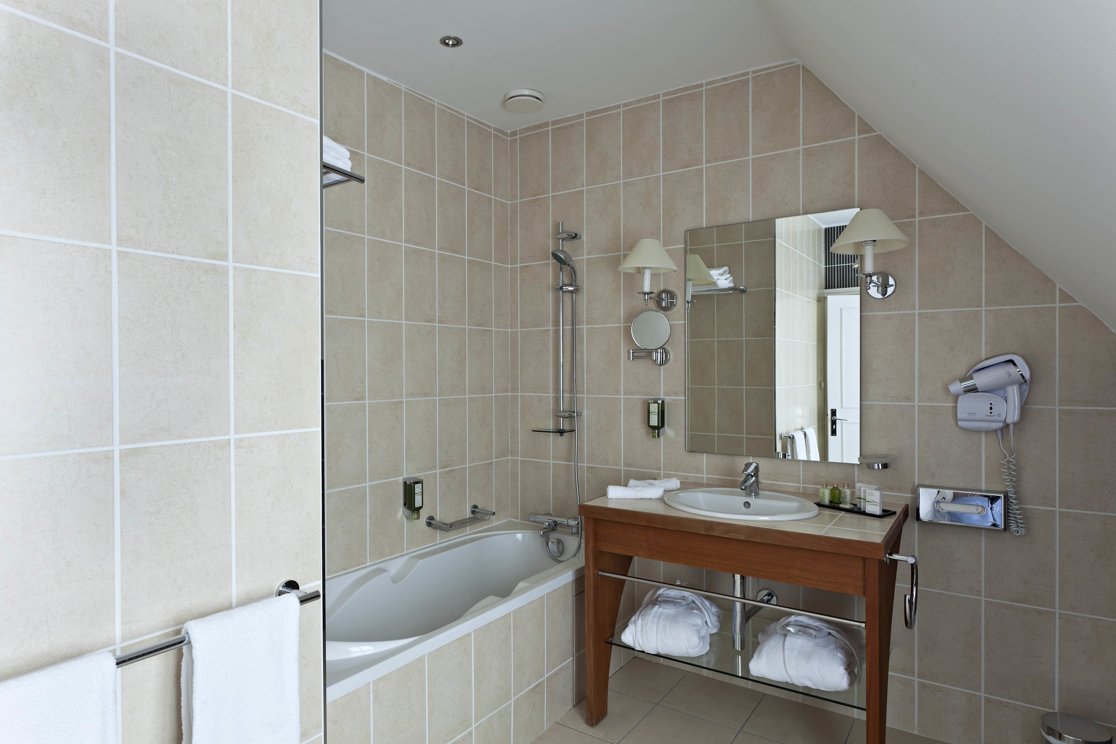 superior room | bathroom | combined shower/bathtub, free toiletries, hair dryer, towels