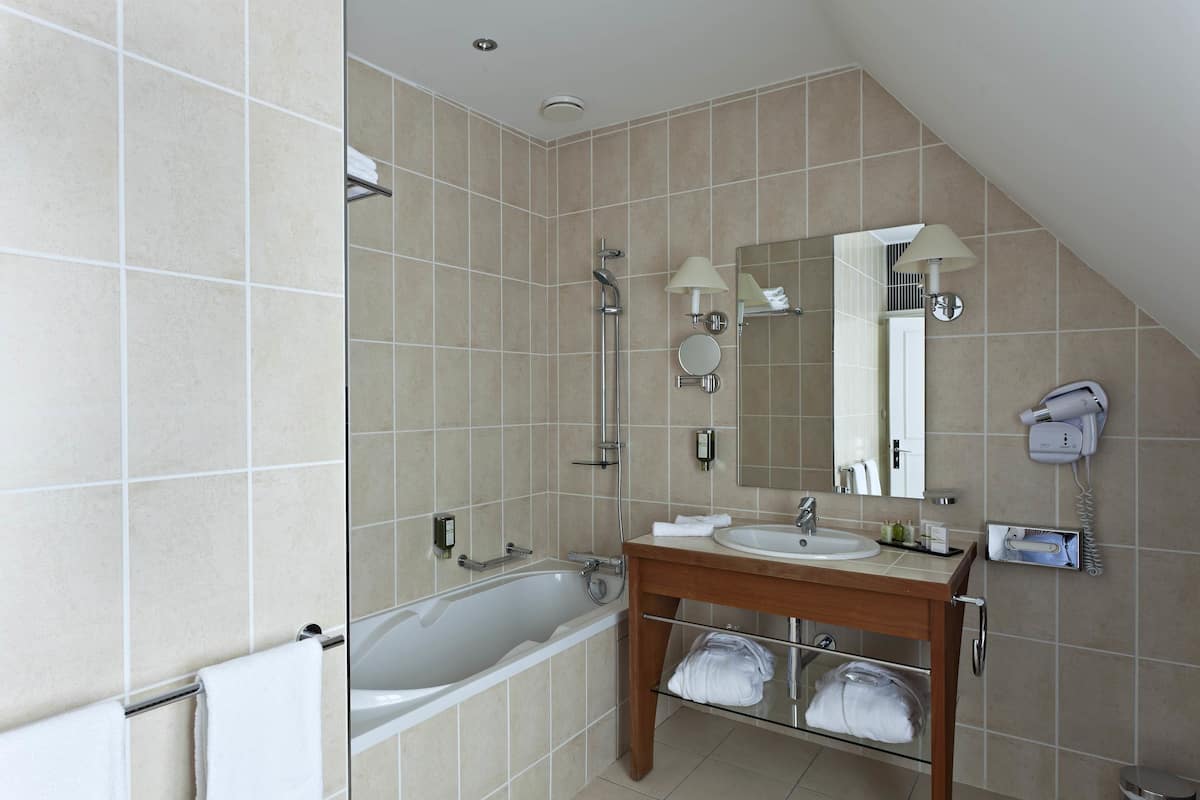 superior room | bathroom | combined shower/bathtub, free toiletries, hair dryer, towels