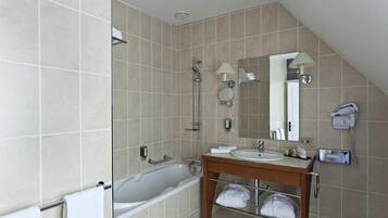 Une salle de bain moderne avec une baignoire, un lavabo et un meuble-lavabo.