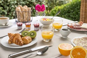 Petit déjeuner buffet (17 EUR par personne)