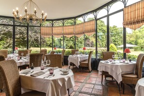 Dinner served - Hôtel Château Cléry (Hesdin-l'Abbe)