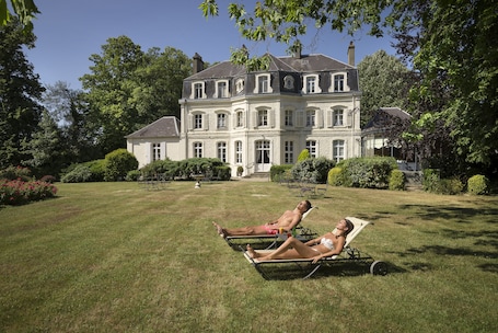 Exterior. Hôtel Château Cléry