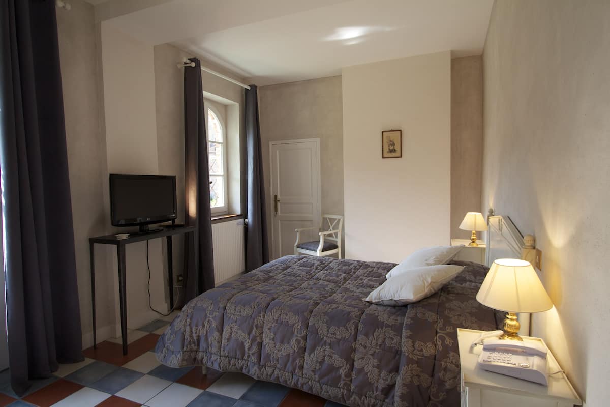 Superior Double Room | Desk, iron/ironing board, free cribs/infant beds, rollaway beds