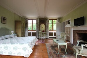 Schreibtisch, Bügeleisen/Bügelbrett, kostenlose Babybetten