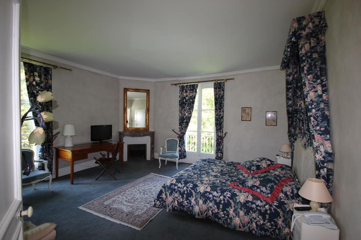 Double Room Charme | Desk, iron/ironing board, free cribs/infant beds, rollaway beds