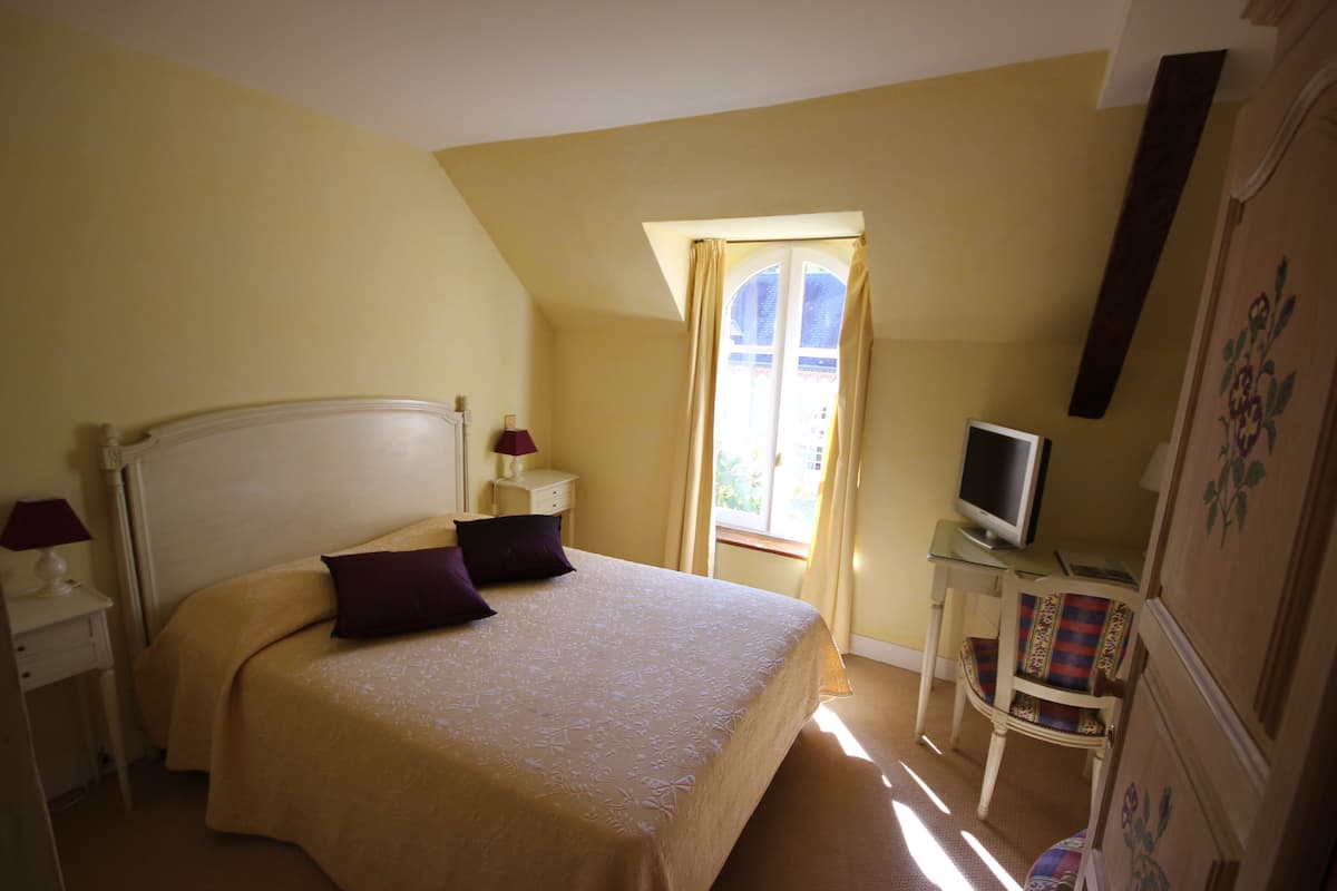 Double Room | Desk, iron/ironing board, free cribs/infant beds, rollaway beds