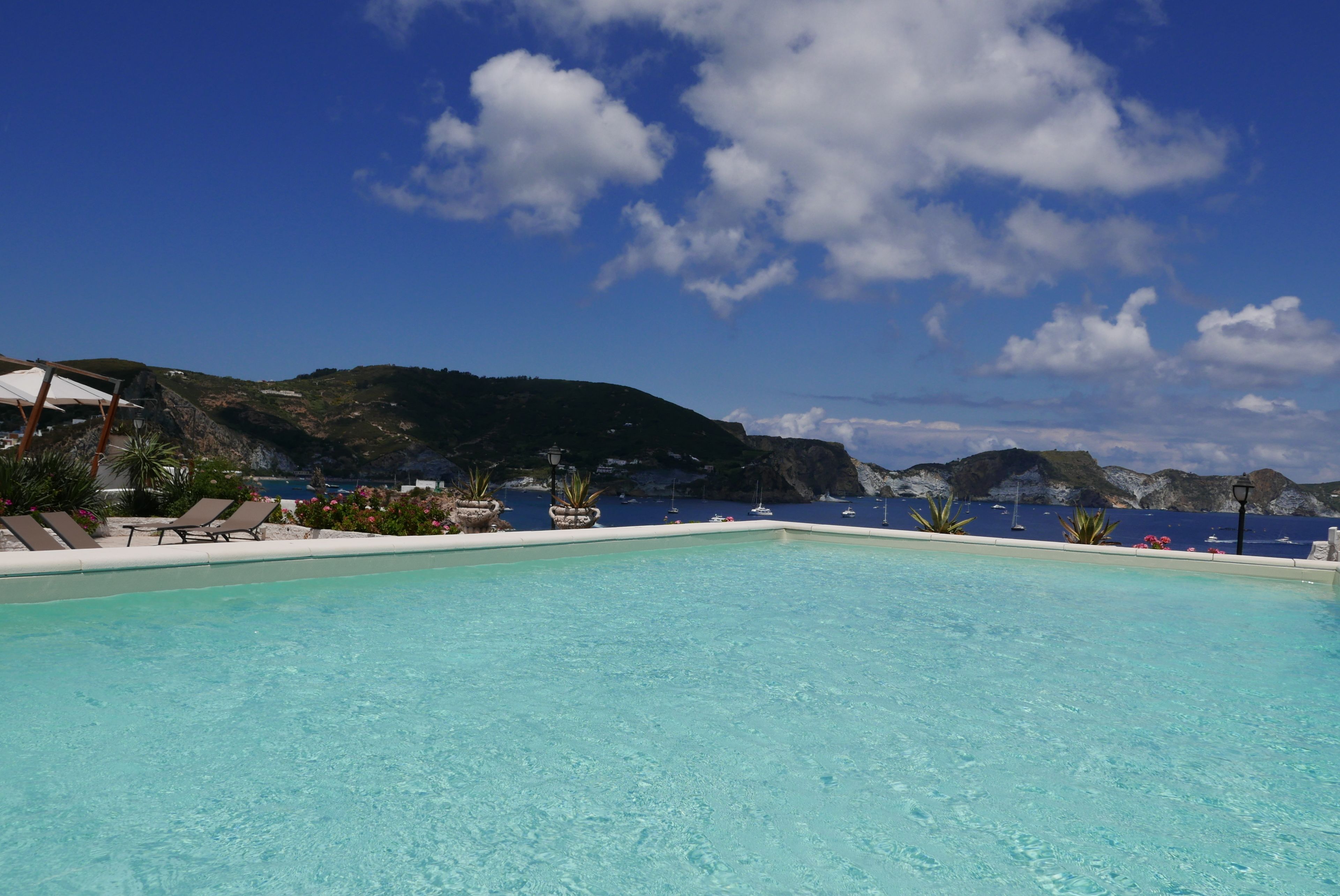 Kolam renang outdoor, dengan payung kolam renang dan kursi berjemur