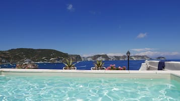 Piscine extérieure, parasols de plage, chaises longues