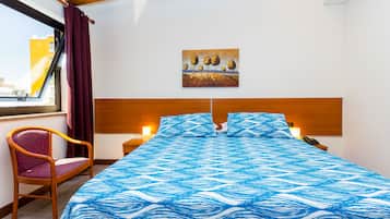 Dobbelt- eller tomannsrom | Safe på rommet, skrivebord, barnesenger (inkludert) og wi-fi (inkludert)