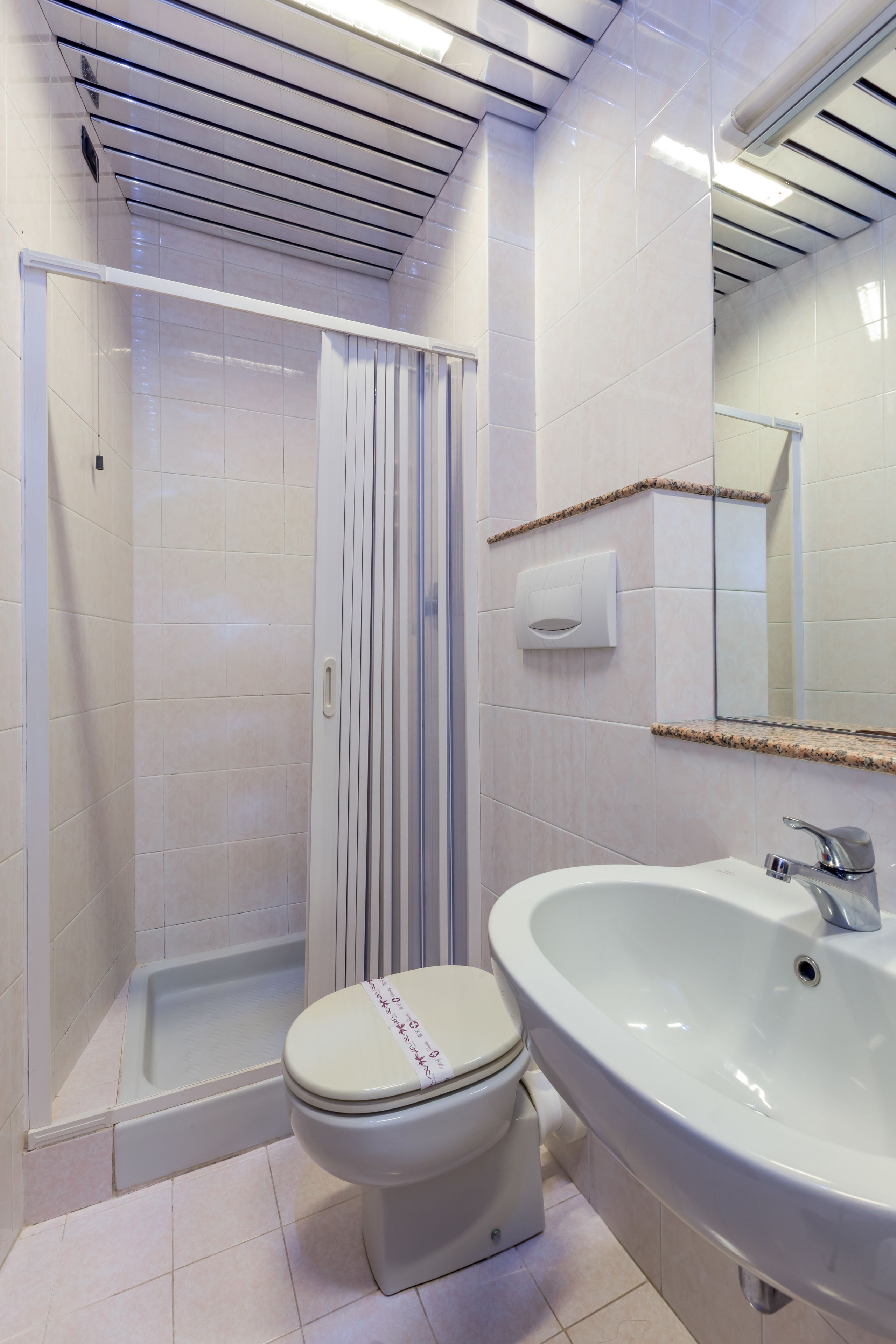 double or twin room | bathroom | combined shower/bathtub, deep-soaking bathtub, hair dryer, towels