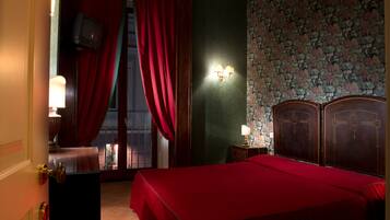 Minibar, caja de seguridad en la habitación y escritorio