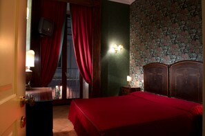 Minibar, in-room safe, desk, laptop workspace - Chiaja Hotel de Charme (Naples)