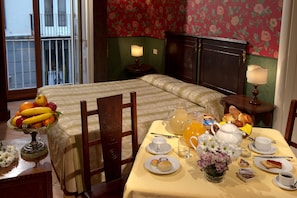 Minibar, in-room safe, desk, laptop workspace - Chiaja Hotel de Charme (Naples)