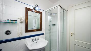 Haartrockner, Bidet, Handtücher, Seife