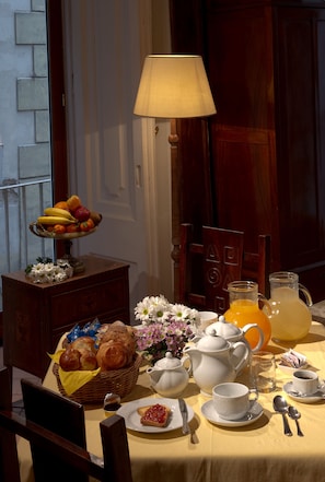 In-room dining - Chiaja Hotel de Charme (Naples)