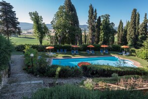 Piscine extérieure, chaises longues