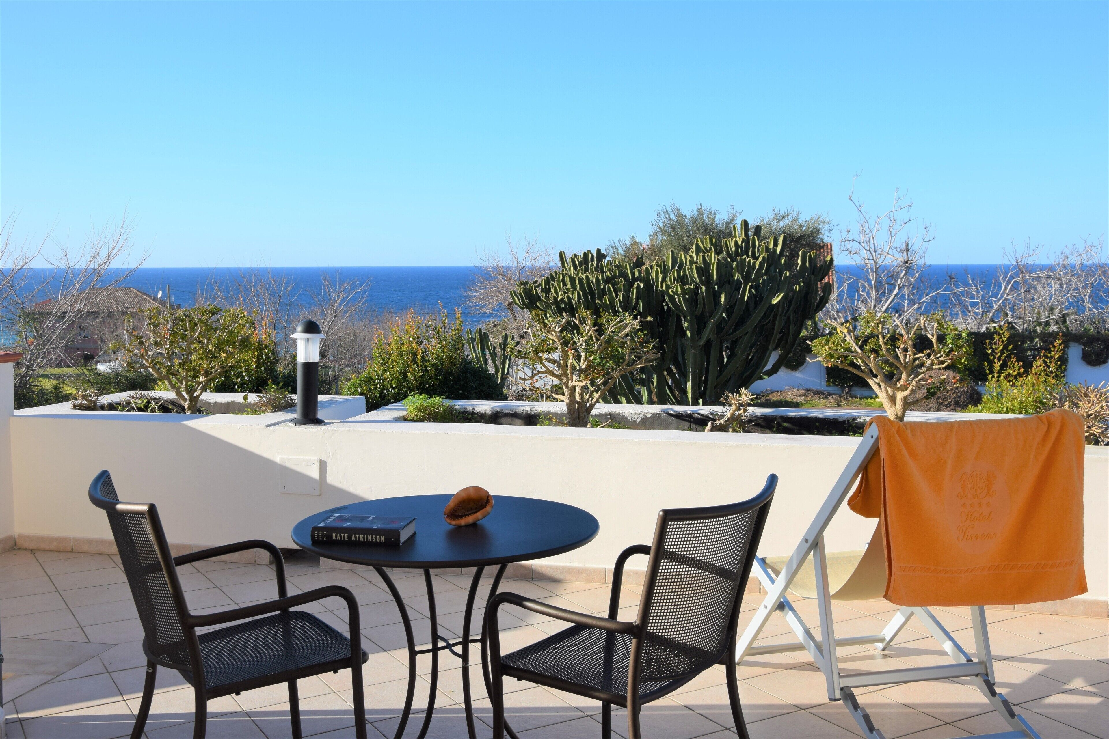 Minibar, coffres-forts dans les chambres, bureau