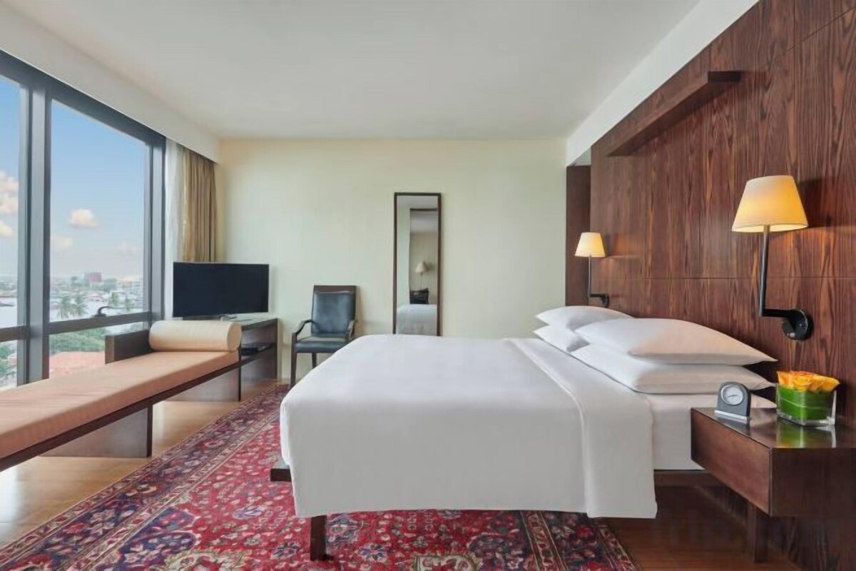 Een minibar, een kluis op de kamer, een bureau, geluiddichte muren