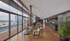 Bar (on property) - Hyatt Regency Dar Es Salaam, The Kilimanjaro (Dar es Salaam)