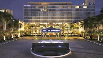 Um hotel moderno com uma entrada imponente identificada como 'The Kilimanjaro'.