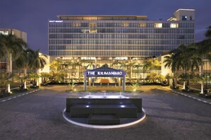 Un hôtel moderne dont l’entrée, bien visible, porte l’inscription « The Kilimanjaro ».