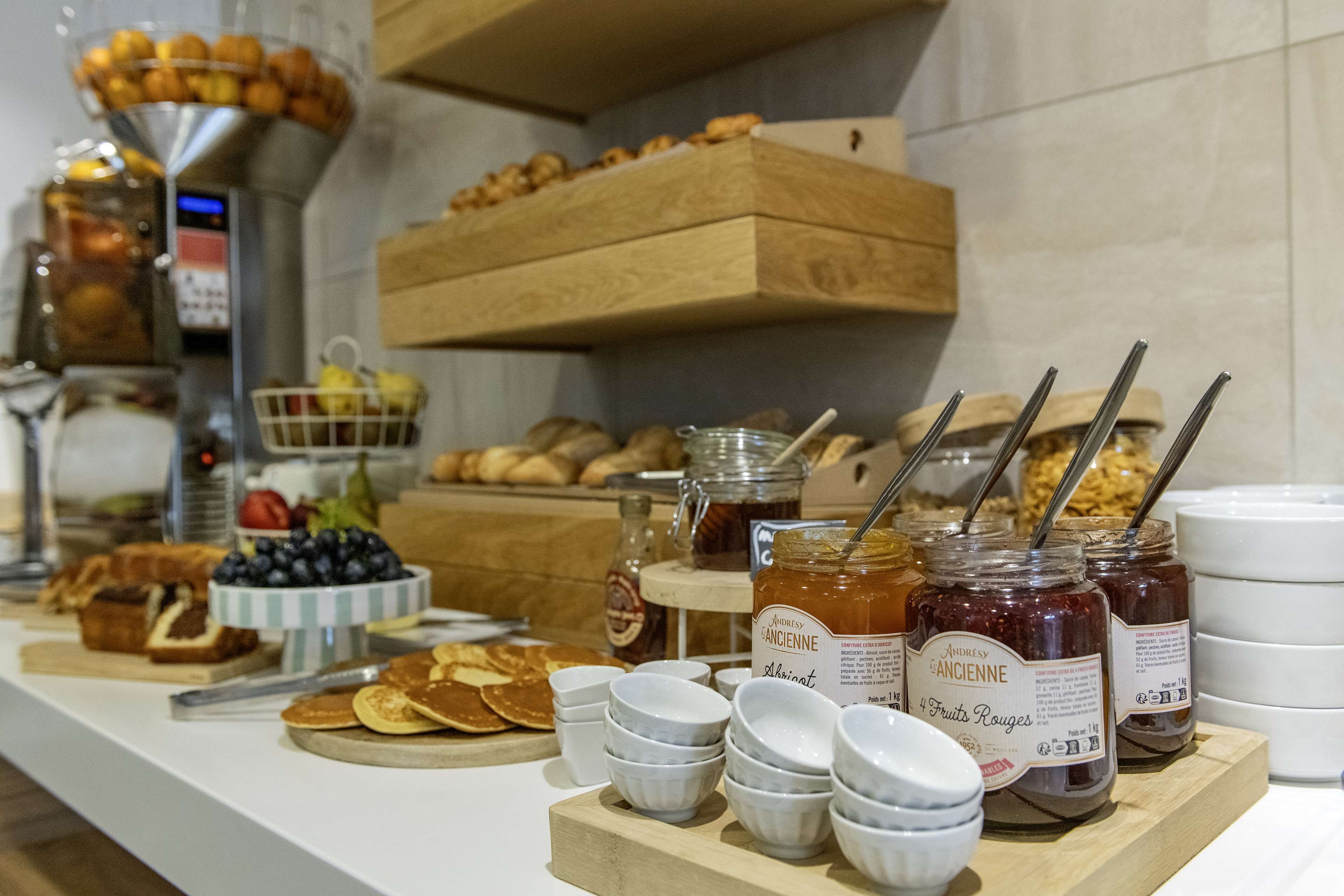 Desayuno buffet (EUR 12.9 por persona) 