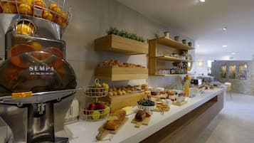 Desayuno buffet diario (EUR 12.9 por persona)