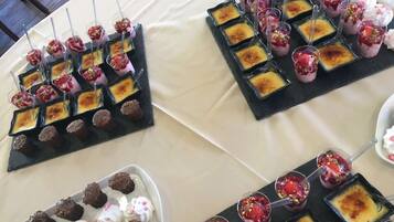 Ein Tisch mit Dessertoptionen, darunter Vanillepudding, Schokoladentruffels und Obstparfaits.