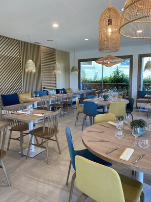 Se sirven desayunos, almuerzos y cenas; junto a la piscina