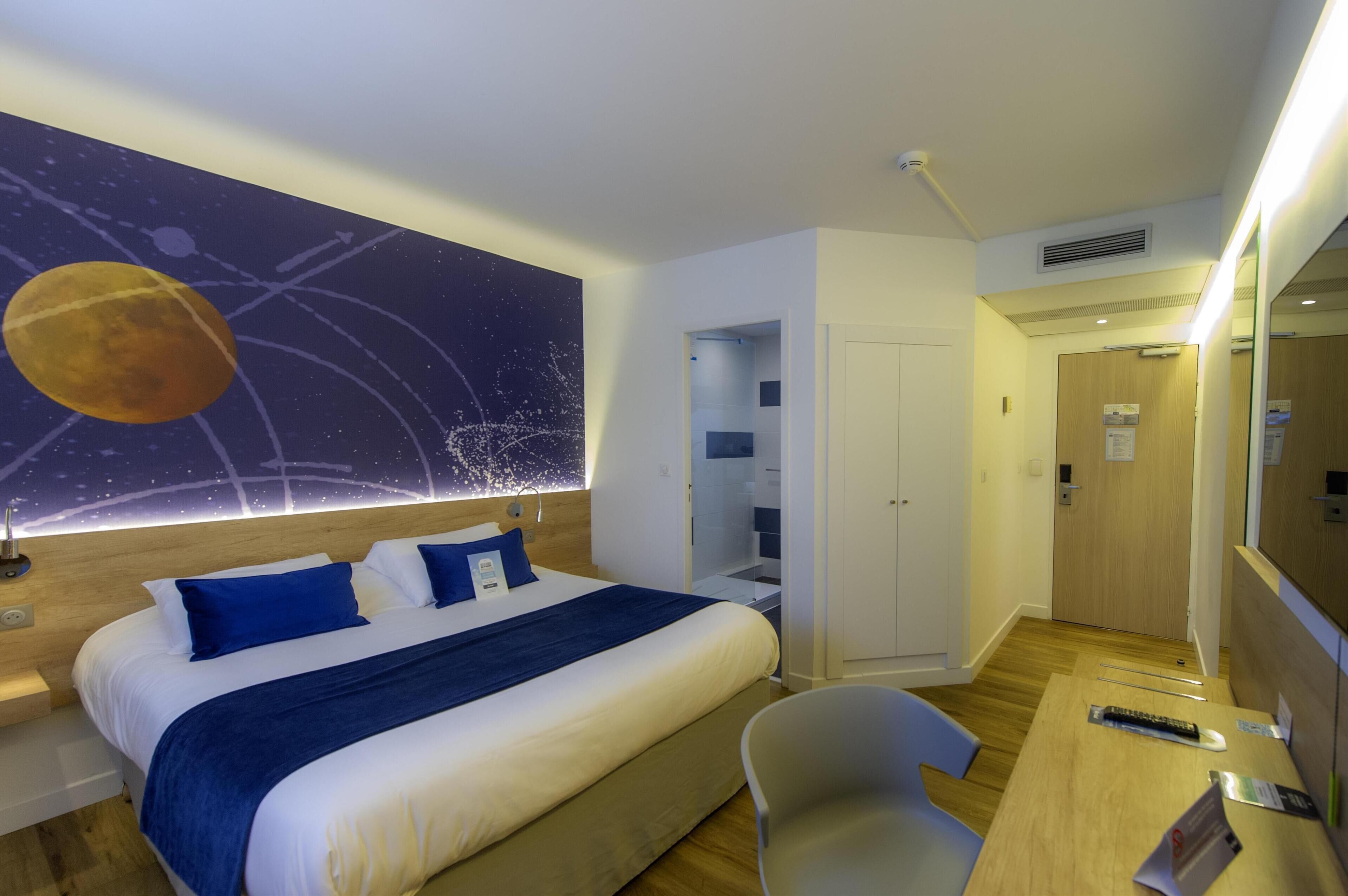 Ropa de cama de alta calidad y caja de seguridad en la habitación 