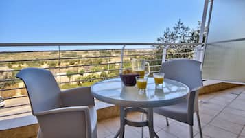 Roupas de cama antialérgicas, frigobar, cofres nos quartos, escrivaninha