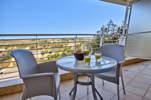 Hypo-allergenic bedding, minibar, in-room safe, desk - Radisson Blu Resort & Spa, Malta Golden Sands (Mellieha)